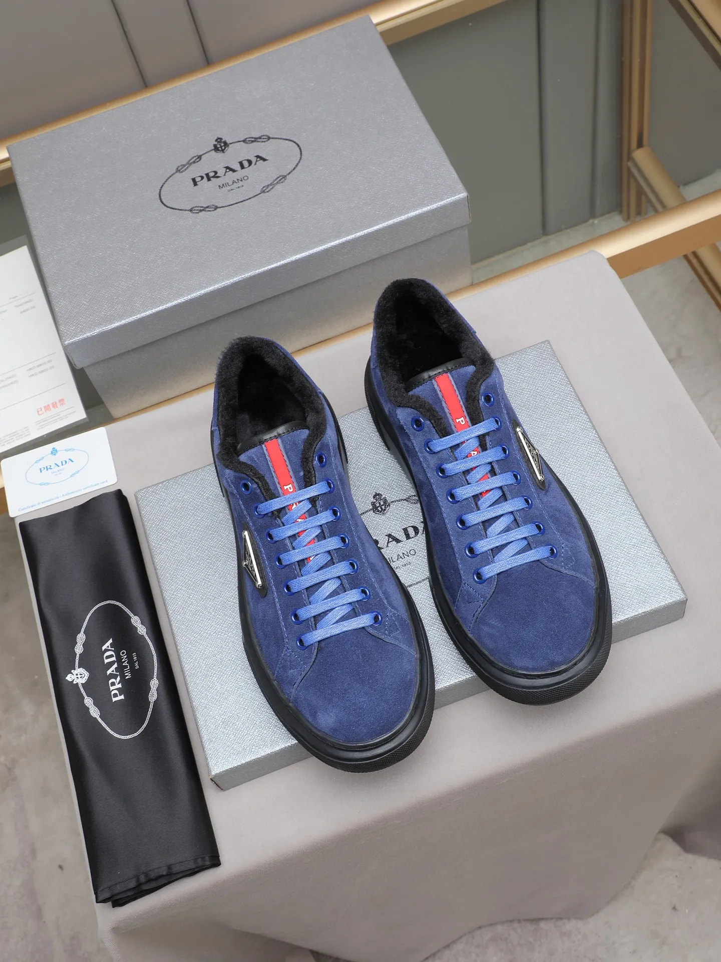 PP440 Prada/Prada men's new casual shoes, this upper is made of imported calfskin + velvet lining! The outside is decorated with the P family's classic metal triangle enamel logo, and the outsole is made of non-slip sports foam ultra-light outsole, which feels good on the feet and is a fashionable and fashionable item! Four colors to choose from!  Size: 38-44 (45 customized)